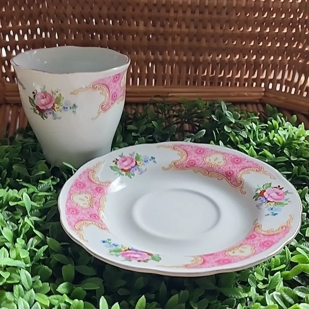 Vintage floral versai